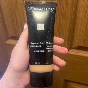Leg and body makeup (foundation and sunscreen)